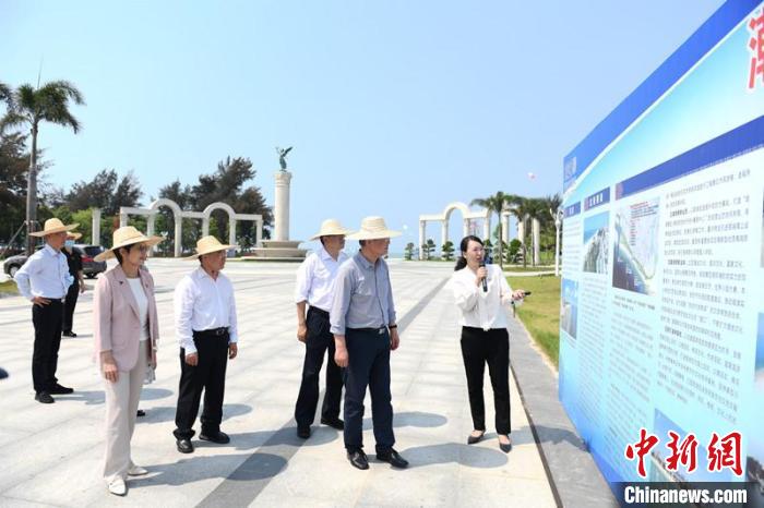 圖為蔡達峰一行了解北海銀灘景區(qū)改造提升工程情況?！×趾?攝