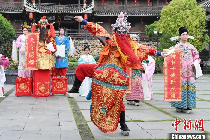 “00后”戲曲演員在楓香瑤寨表演溆浦辰河目連戲?！钊A峰 攝