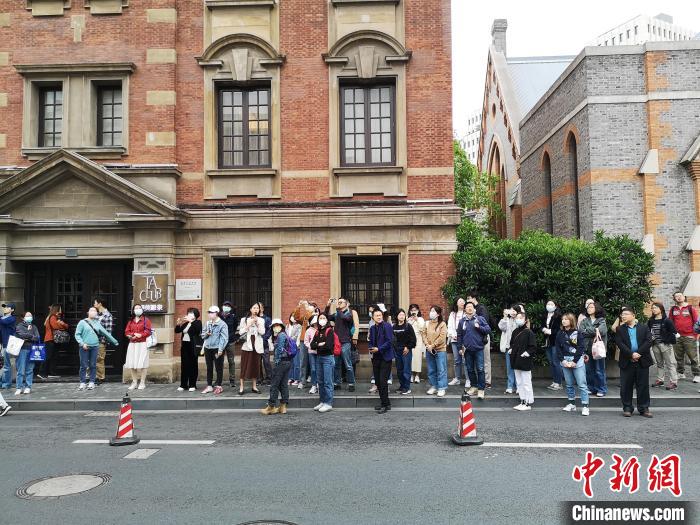 新階層人士走讀“外灘源”?！》队畋?攝