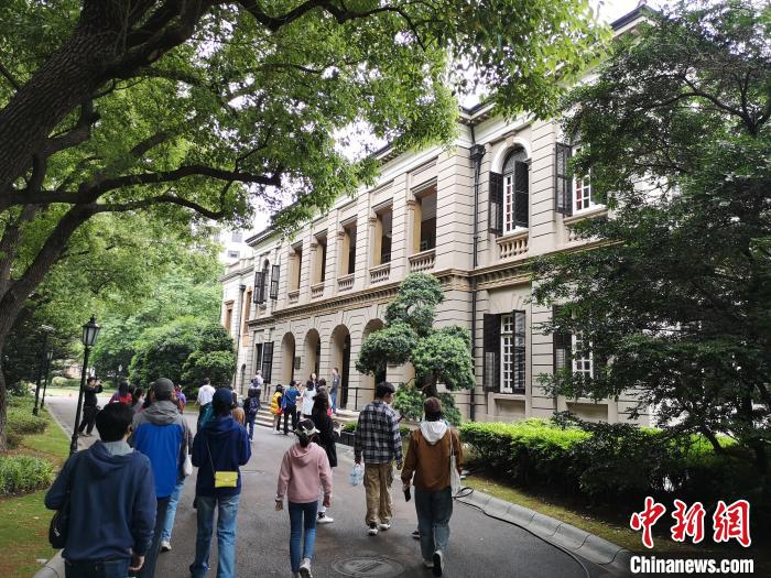 新階層人士參觀英國駐滬領(lǐng)事館。　范宇斌 攝