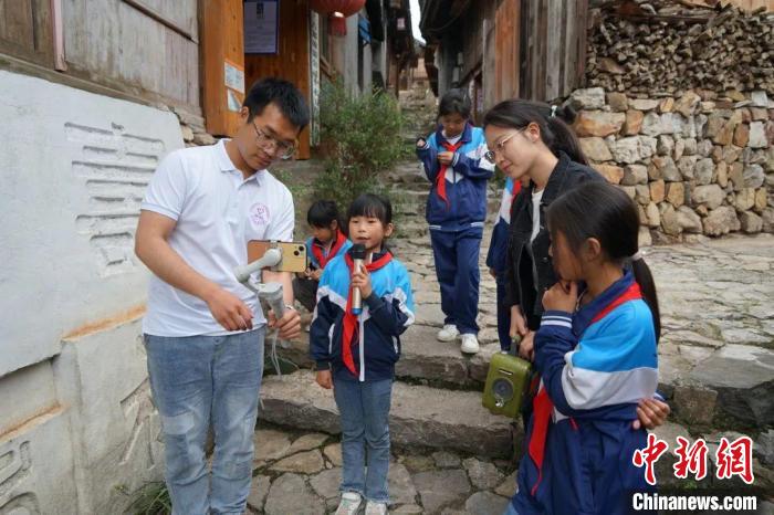 杜曉帆與該中心教師團(tuán)隊(duì)積極探索文化遺產(chǎn)方法論，深耕鄉(xiāng)村遺產(chǎn)領(lǐng)域?！?fù)旦大學(xué)國(guó)土與文化資源研究中心供圖