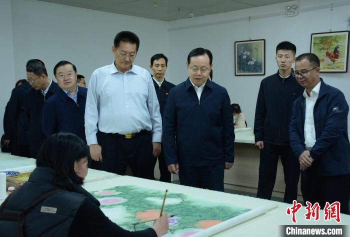 致公黨中央主席蔣作君近日率調(diào)研組赴山東開展重點(diǎn)考察調(diào)研。圖為在菏澤市巨野縣書畫院調(diào)研?！五?攝