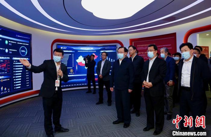 致公黨中央主席蔣作君率調(diào)研組赴天津開展重點(diǎn)考察調(diào)研。圖為在云賬戶共享經(jīng)濟(jì)信息咨詢有限公司調(diào)研?！⒖∩n 攝