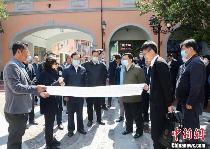 致公黨中央主席蔣作君近日率調(diào)研組赴天津開展重點(diǎn)考察調(diào)研。圖為在佛羅倫薩小鎮(zhèn)調(diào)研?！⒖∩n 攝