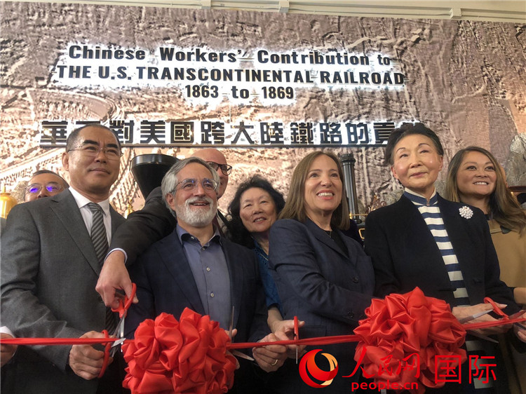 圖為（從右到左）方李邦琴、加州副州長康依蓮、舊金山市議長佩斯金、中國駐舊金山副總領(lǐng)事潘慶江在剪彩。人民網(wǎng)記者 鄧圩攝