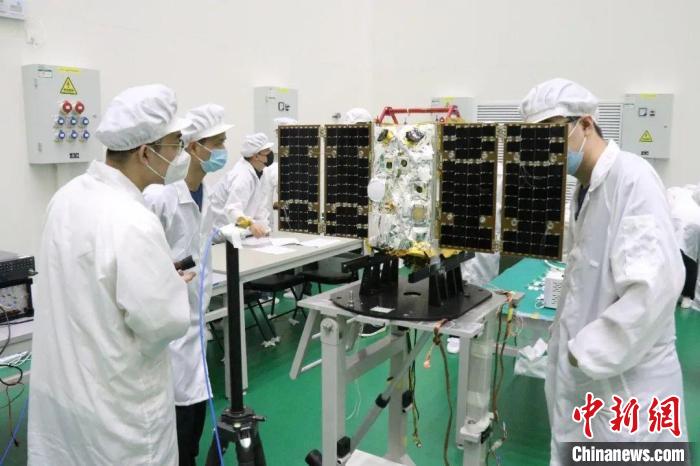 圖為大連1號(hào)—連理衛(wèi)星試驗(yàn)中。　大連理工大學(xué)供圖