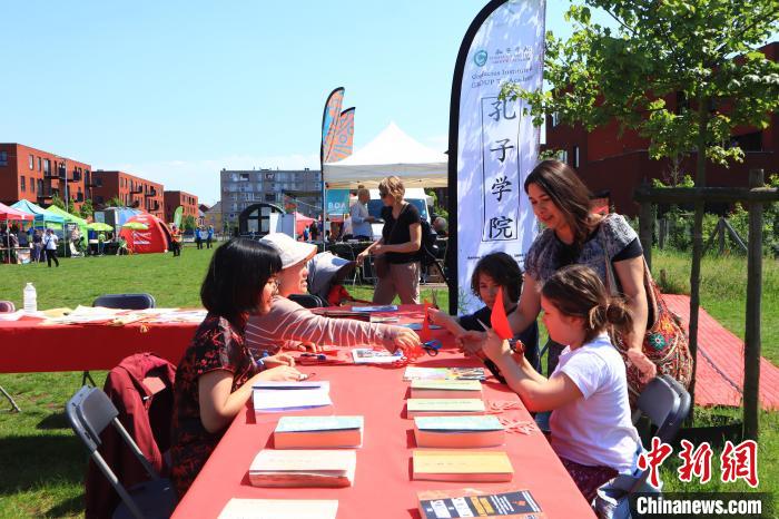 孩子們在工作坊學(xué)習(xí)剪紙。　魯汶孔子學(xué)院供圖