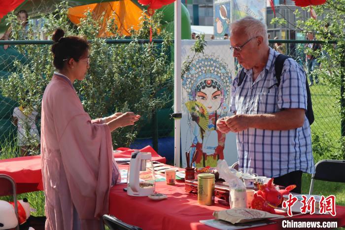 當(dāng)?shù)孛癖妳⒓又袊杞榻B和品茶活動?！◆斻肟鬃訉W(xué)院供圖