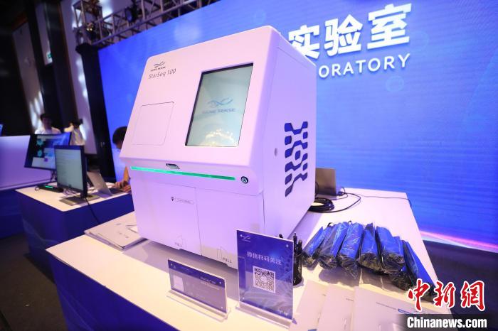 圖為發(fā)布會上展示的科技產(chǎn)品?！±祖I 攝