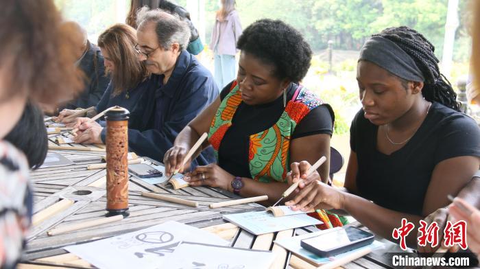 外交官們體驗嘉定竹刻?！∪A東師范大學供圖