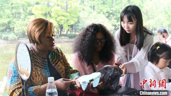 外交官們體驗做團扇?！∪A東師范大學供圖