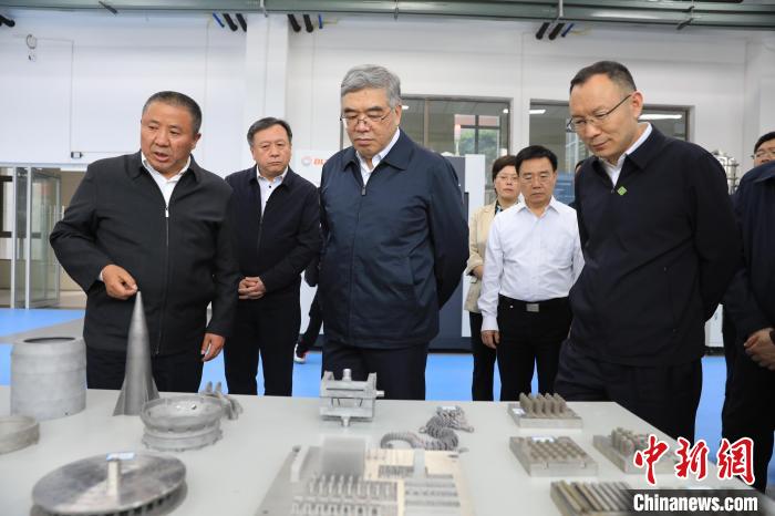 民進(jìn)中央常務(wù)副主席朱永新率調(diào)研組赴四川開展重點考察調(diào)研。圖為在四川工程職業(yè)技術(shù)學(xué)院考察調(diào)研。　民進(jìn)中央供圖