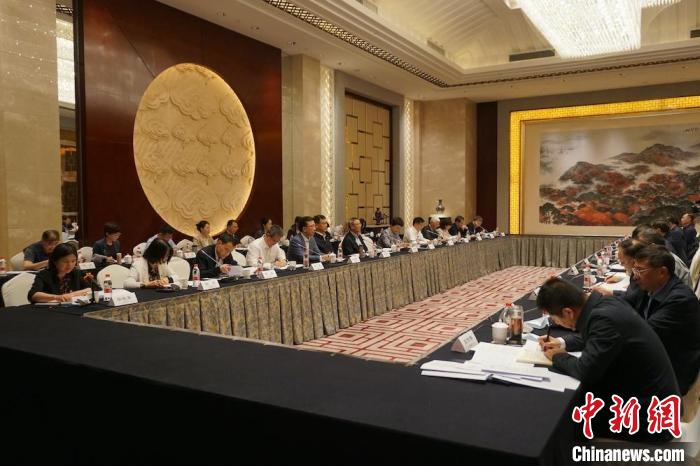 民進(jìn)中央主席蔡達(dá)峰近日率調(diào)研組赴江蘇開展重點考察調(diào)研。圖為在調(diào)研座談會現(xiàn)場?！∶襁M(jìn)中央供圖