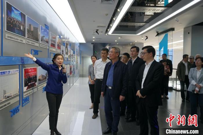 民進(jìn)中央主席蔡達(dá)峰近日率調(diào)研組赴江蘇開展重點考察調(diào)研。圖為在江陰實地考察雙良集團有限公司?！O權(quán) 攝