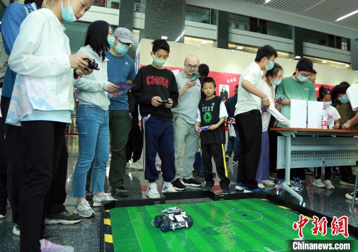 中科院計算所“神計妙算”公眾科學(xué)日活動現(xiàn)場?！≈锌圃河嬎闼?供圖