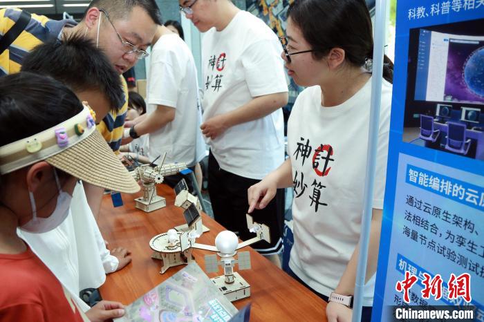 中科院計算所“神計妙算”公眾科學(xué)日活動現(xiàn)場?！≈锌圃河嬎闼?供圖