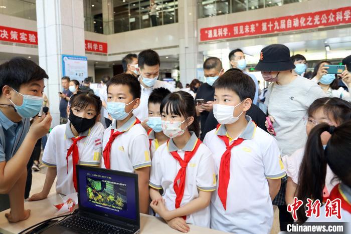 中科院自動化所“自動化之光”公眾科學(xué)日活動現(xiàn)場?！≈锌圃鹤詣踊?供圖