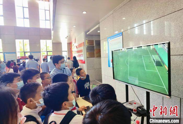 中科院自動化所“自動化之光”公眾科學(xué)日活動現(xiàn)場?！≈锌圃鹤詣踊?供圖