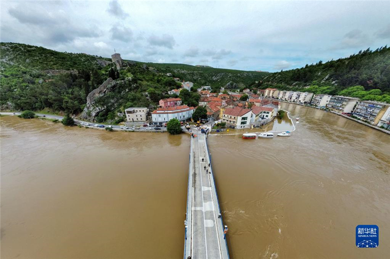 這是5月15日在克羅地亞奧布羅瓦茨拍攝的雨后水位暴漲的茲爾馬尼亞河。新華社發(fā)（Pixsell圖片社/西梅·澤利克攝）
