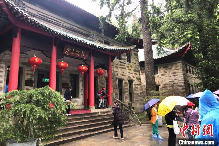 圖為在廬山抗戰(zhàn)博物館外，有不少等待參觀的游客?！蛆i泉 攝