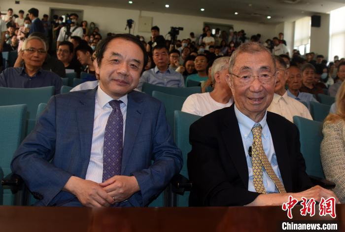 高能論壇開始前，丁肇中先生(右)與主持論壇的中科院高能所所長王貽芳院士合影。　<a target='_blank' href='/'><p  align=