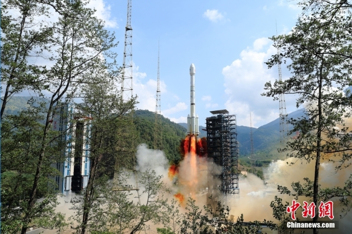 5月17日10時(shí)49分，我國(guó)在西昌衛(wèi)星發(fā)射中心用長(zhǎng)征三號(hào)乙運(yùn)載火箭，成功發(fā)射第五十六顆北斗導(dǎo)航衛(wèi)星。該衛(wèi)星屬地球靜止軌道衛(wèi)星，是我國(guó)北斗三號(hào)工程的首顆備份衛(wèi)星。入軌并完成在軌測(cè)試后，將接入北斗衛(wèi)星導(dǎo)航系統(tǒng)。此次發(fā)射是北斗三號(hào)工程高密度組網(wǎng)之后，時(shí)隔3年的首發(fā)任務(wù)。楊志遠(yuǎn) 攝