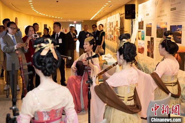 當?shù)貢r間5月19日，中國常駐聯(lián)合國代表團、中國文化和旅游部、泉州市人民政府在紐約聯(lián)合國總部聯(lián)合舉辦“茶和天下·雅集”主題展覽和招待會。圖為展覽現(xiàn)場泉州南音表演。 <a target='_blank' href='/' _fcksavedurl='/'><p  align=
