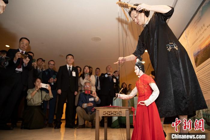 當?shù)貢r間5月19日，中國常駐聯(lián)合國代表團、中國文化和旅游部、泉州市人民政府在紐約聯(lián)合國總部聯(lián)合舉辦“茶和天下·雅集”主題展覽和招待會。圖為展覽表演泉州提線木偶寫書法。 <a target='_blank' href='/' _fcksavedurl='/'><p  align=