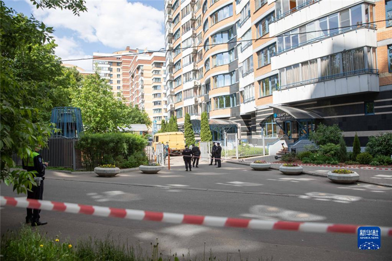 5月30日，警察在俄羅斯首都莫斯科的樓房遭襲現(xiàn)場警戒。新華社記者白雪騏攝