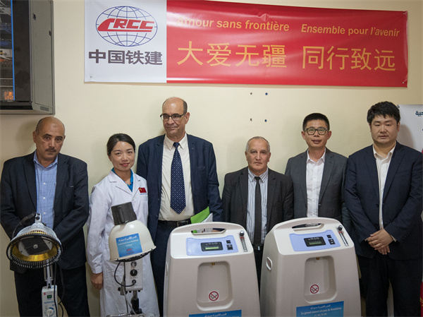 中國鐵建阿爾及利亞公司向當(dāng)?shù)蒯t(yī)院捐贈醫(yī)療物資。鐵建國際供圖