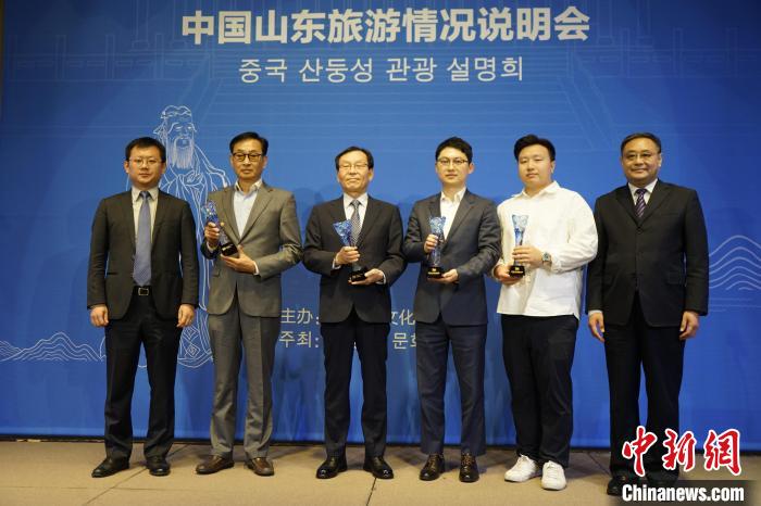 為“好客山東”旅游大使授牌?！⑿?攝
