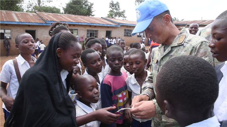 孩子們迎接維和官兵的到來(lái)。王錦偉攝