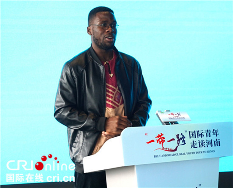 國際青年代表奕曉龍發(fā)言。賈親親 攝