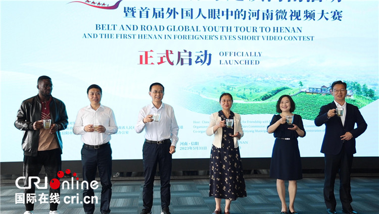 與會嘉賓共同舉杯啟動活動。賈親親 攝