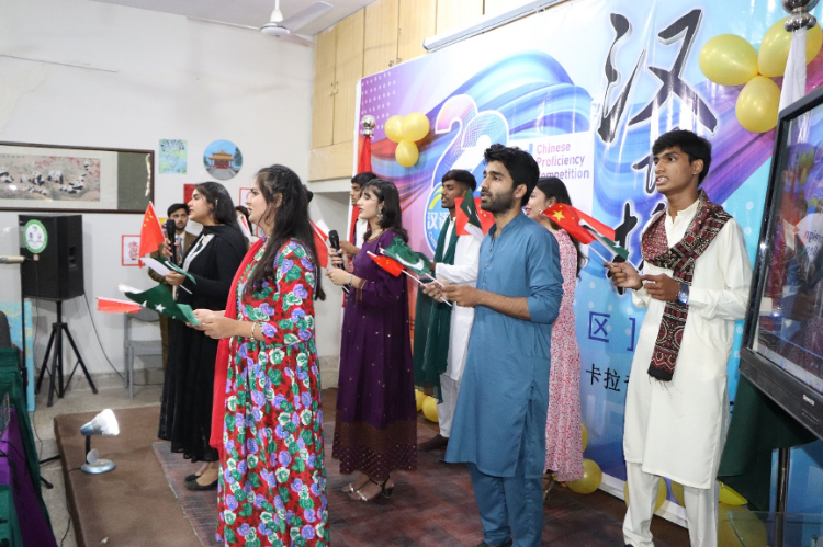 “漢語橋”世界大學(xué)生中文比賽卡拉奇賽區(qū)決賽現(xiàn)場，參賽選手共同演唱中文歌曲?？ɡ娲髮W(xué)孔子學(xué)院供圖