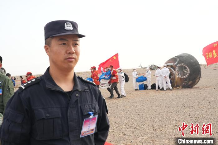 圖為阿拉善邊境管理支隊(duì)民警在著陸場開展安保工作?！埥?攝