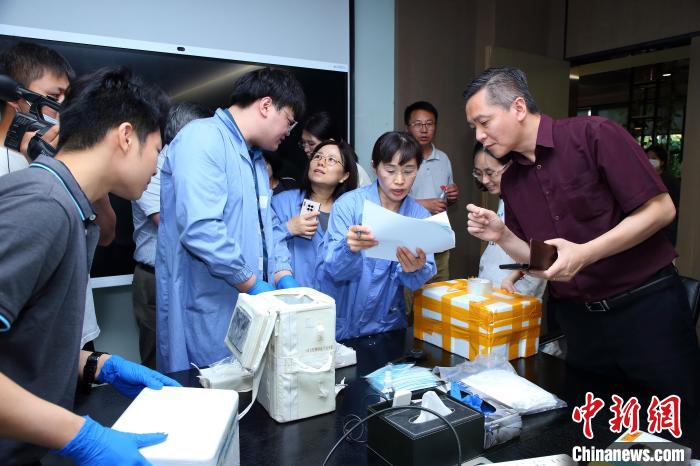 科研人員清點、查看隨神舟十五號返回地面的空間科學(xué)實驗樣品?！≈锌圃嚎臻g應(yīng)用中心 供圖