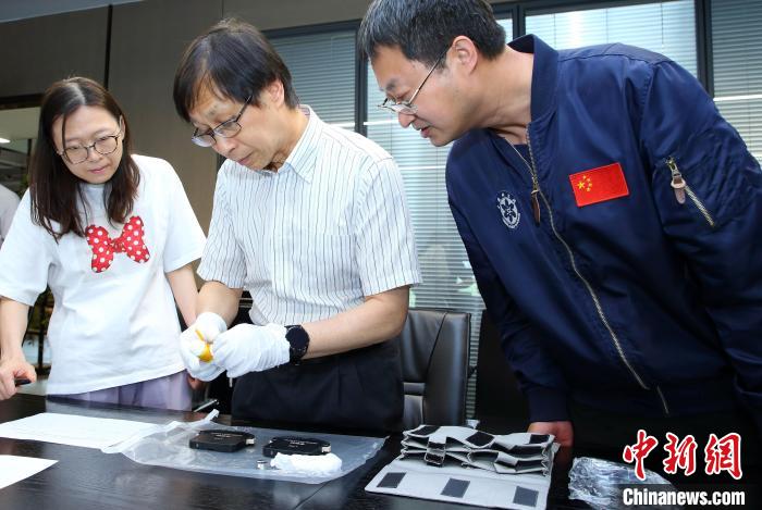 科研人員查看隨神舟十五號返回地面的空間科學(xué)實驗樣品?！≈锌圃嚎臻g應(yīng)用中心 供圖