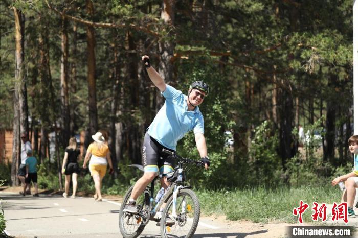 當(dāng)?shù)貢r(shí)間4日，哈外交部副部長羅曼·瓦西連科在騎行活動中?！喰琶貢幑﹫D