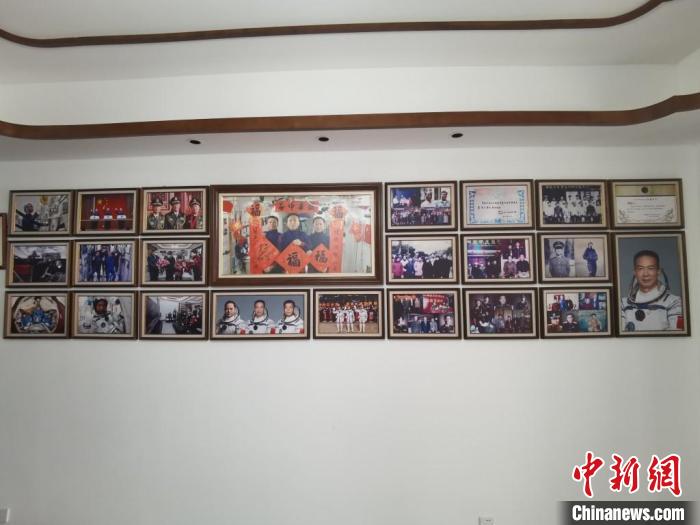 家中的照片墻上，新增了費(fèi)俊龍此次飛天的照片?！＄娚?攝
