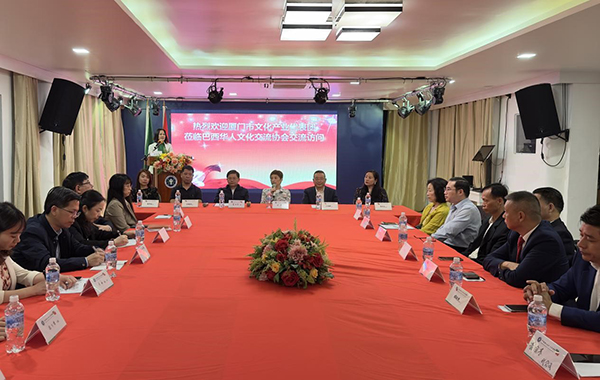 當(dāng)?shù)貢r(shí)間6月11日，由廈門市委常委、宣傳部部長(zhǎng)吳子?xùn)|率領(lǐng)的廈門市文化產(chǎn)業(yè)代表團(tuán)來(lái)到巴西華人文化交流協(xié)會(huì)會(huì)館交流訪問(wèn)，與里約熱內(nèi)盧僑界舉行座談。謝照攝