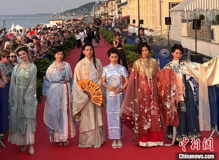 當(dāng)?shù)貢r(shí)間6月16日，2023年卡布爾電影節(jié)中國(guó)日活動(dòng)舉行?！≈鬓k方供圖