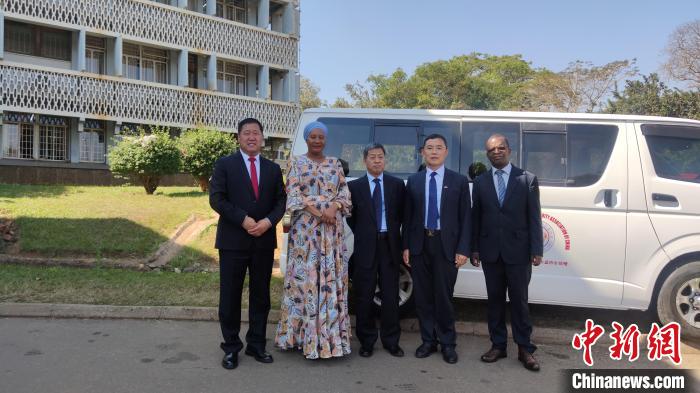 捐贈(zèng)儀式現(xiàn)場?！∈茉L者供圖