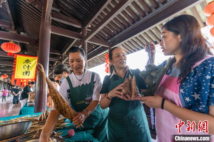 包粽子現(xiàn)場(chǎng)。　忻之承 攝