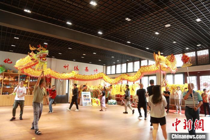 臺(tái)胞臺(tái)屬體驗(yàn)舞龍?！≈芪的裙﹫D