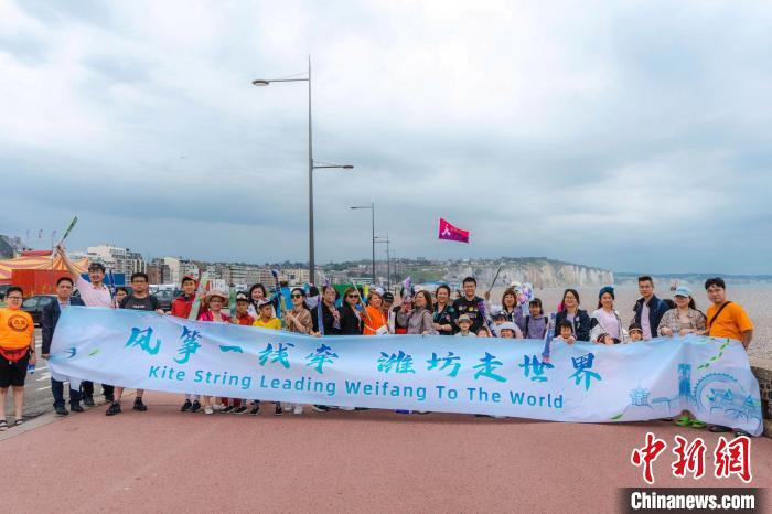當(dāng)?shù)貢r(shí)間6曰18日，“法國(guó)風(fēng)箏之都”迪耶普舉辦中國(guó)風(fēng)箏體驗(yàn)活動(dòng)。圖為風(fēng)箏愛好者們合影?！≈鬓k方供圖
