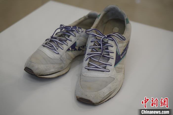 圖為展出的韓國(guó)前總統(tǒng)金泳三曾使用的慢跑鞋?！⑿?攝