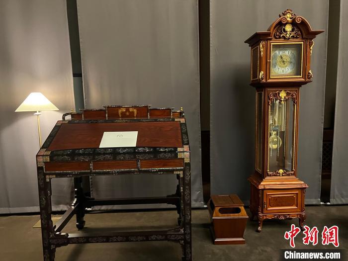 圖為春秋館展覽陳設(shè)的青瓦臺(tái)家具?！⑿?攝