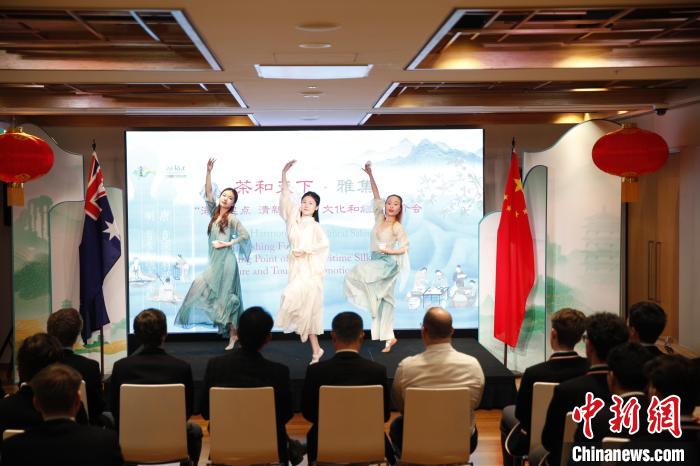 澳大利亞悉尼中學(xué)生參加“茶和天下”雅集文化體驗活動。圖為悉尼夕月組合的茶舞表演《福茶香飄》?！☆檿r宏 攝