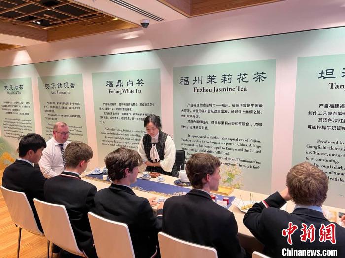 澳大利亞悉尼中學(xué)生參加“茶和天下”雅集文化體驗活動。　顧時宏 攝